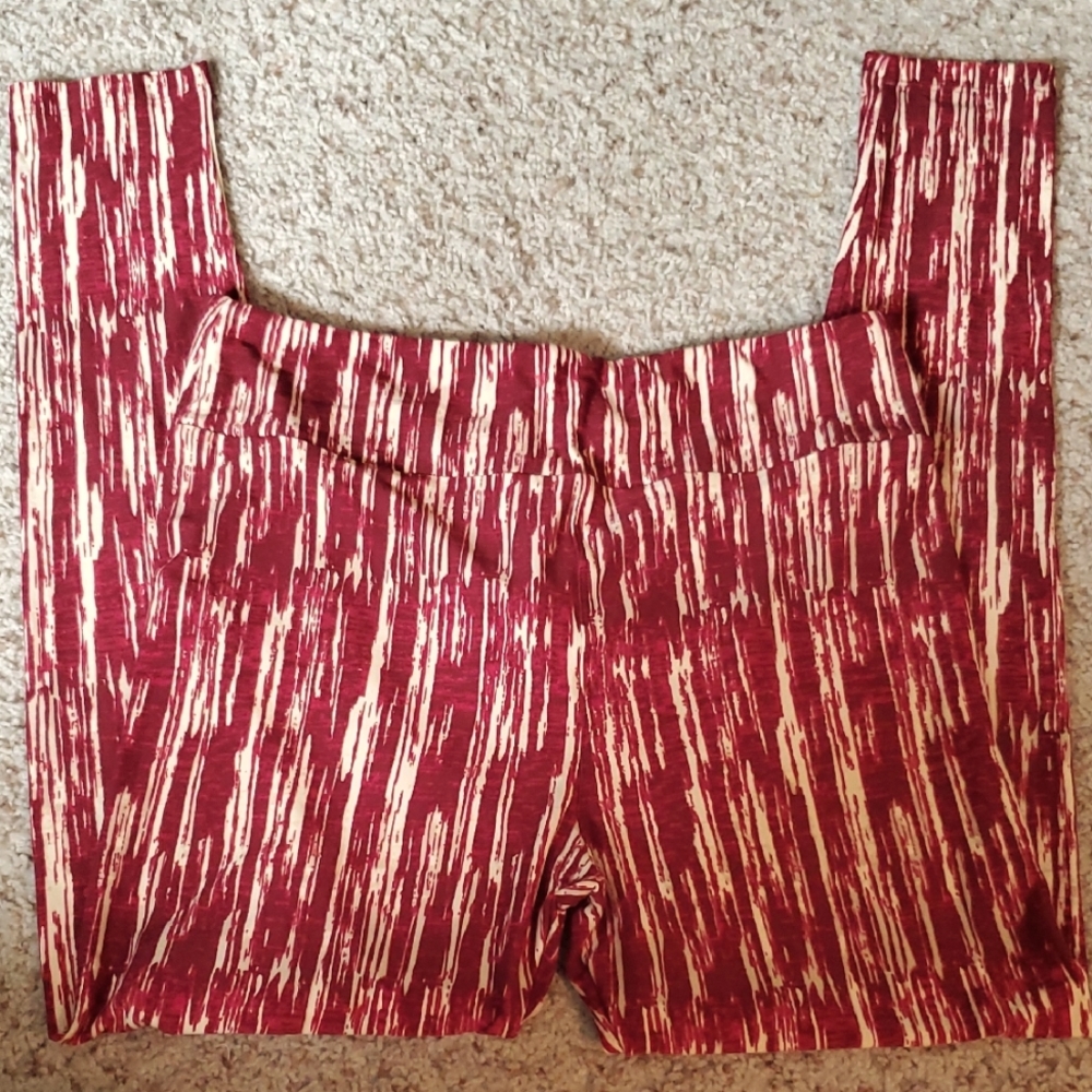 # L019 (CH) NWOT LuLaRoe Red and Cream Striped Leggings